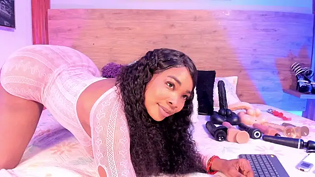 Snapshot of Aliisson_Cruz chatting on 11.04.25 Aliisson Cruz online show from 11.04.25