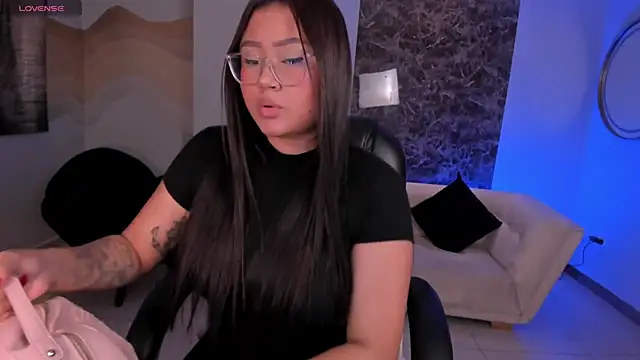 Snapshot of AmberLewis_ chatting on 02.25.25 AmberLewis online show from 02.25.25