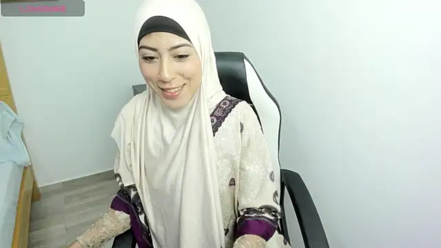 Snapshot of chaymae_nah_ chatting on 03.10.25 chaymae nah online show from 03.10.25