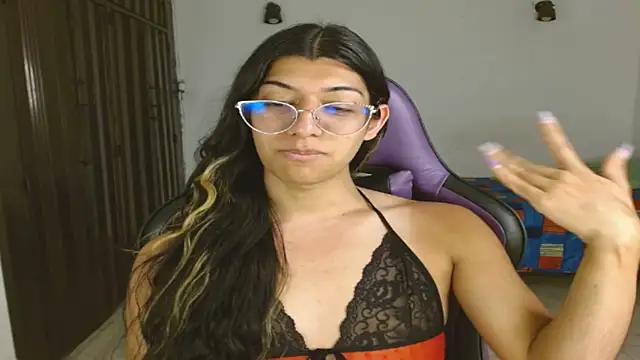 engielphoenis14 online show from 10.21.25