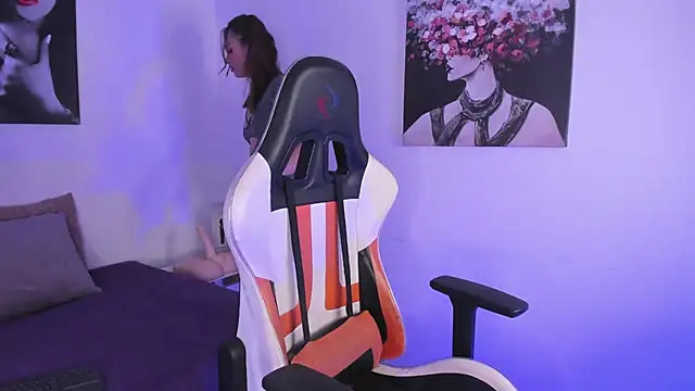 Snapshot of _Victoria____ chatting on 12.16.24 Victoria online show from 12.16.24