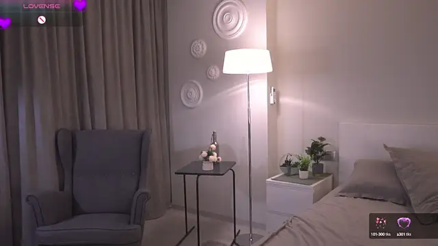 Snapshot of SallyReidj chatting on 10.10.25 SallyReidj online show from 10.10.25