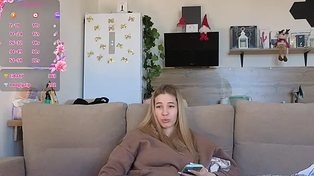 Snapshot of Girl_alone_home chatting on 01.22.25 Girl alone home online show from 01.22.25
