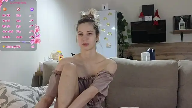 Snapshot of Girl_alone_home chatting on 01.25.25 Girl alone home online show from 01.25.25