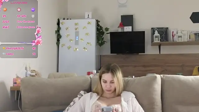 Snapshot of Girl_alone_home chatting on 02.16.25 Girl alone home online show from 02.16.25