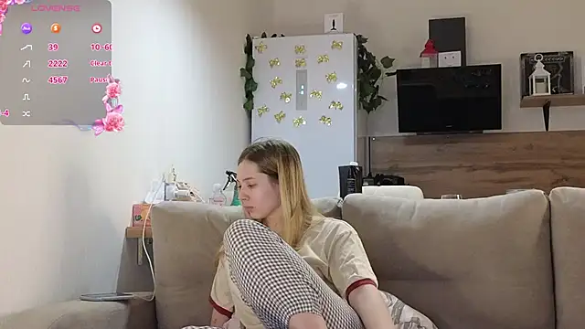 Snapshot of Girl_alone_home chatting on 02.19.25 Girl alone home online show from 02.19.25