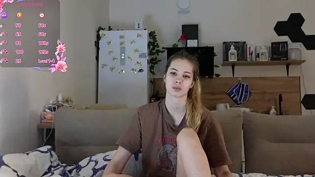 Snapshot of Girl_alone_home chatting on 03.15.25 Girl alone home online show from 03.15.25