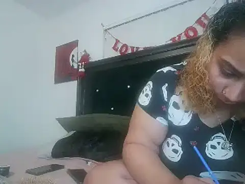 Snapshot of MrAndMrsCrook chatting on 01.16.25 MrAndMrsCrook online show from 01.16.25