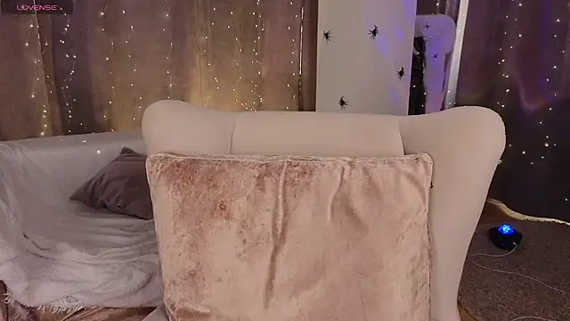 Snapshot of NaokoStifel chatting on 10.24.25 NaokoStifel online show from 10.24.25