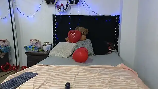 Snapshot of charlotte_077 chatting on 09.24.25 charlotte 077 online show from 09.24.25