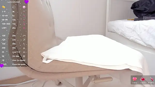 Snapshot of laura-hills18 chatting on 10.01.25 laura-hills18 online show from 10.01.25