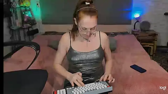 Snapshot of JessicaFamee chatting on 01.11.25 JessicaFamee online show from 01.11.25