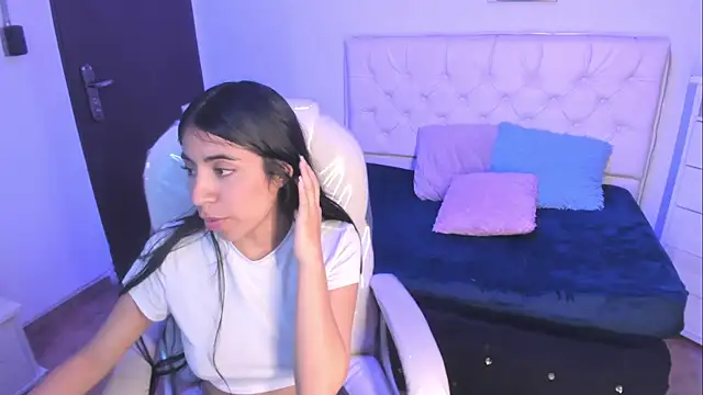 lunitaa18 online show from 12.22.25