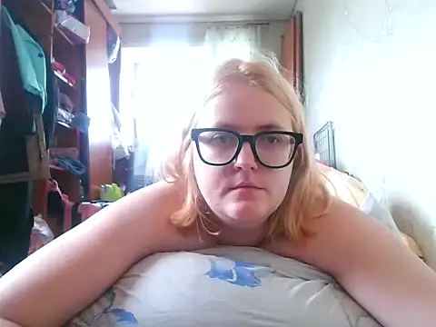 Snapshot of DesireMelissa chatting on 10.03.25 DesireMelissa online show from 10.03.25