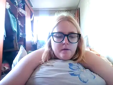Snapshot of DesireMelissa chatting on 10.08.25 DesireMelissa online show from 10.08.25