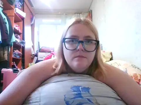 Snapshot of DesireMelissa chatting on 10.15.25 DesireMelissa online show from 10.15.25