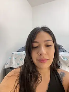 Latina vanessa online show from 10.20.25