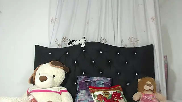 Snapshot of nikol_winick chatting on 02.11.25 nikol winick online show from 02.11.25