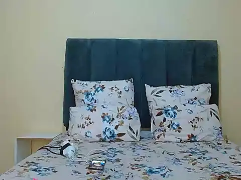 Snapshot of curvycloe1 chatting on 04.24.26 curvycloe1 online show from 04.24.26