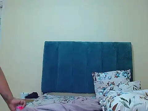 Snapshot of curvycloe1 chatting on 04.26.26 curvycloe1 online show from 04.26.26