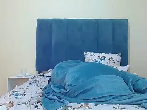 Snapshot of curvycloe1 chatting on 05.22.26 curvycloe1 online show from 05.22.26