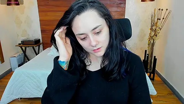 Snapshot of KatherineBond chatting on 01.17.25 KatherineBond online show from 01.17.25