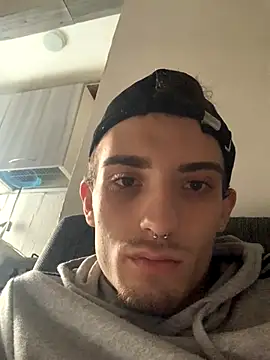 Snapshot of LaMaterialista chatting on 10.19.25 LaMaterialista online show from 10.19.25