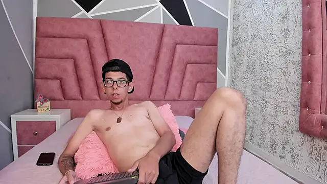 Derek and Skarlet online show from 01.08.25