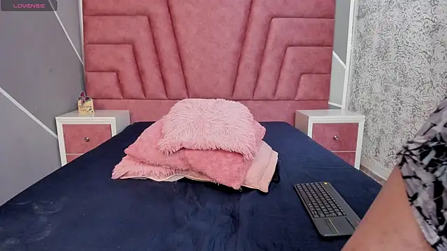 Derek and Skarlet online show from 02.09.25