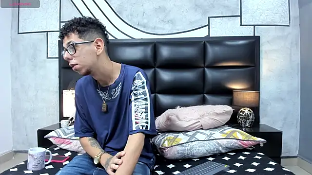 Derek and Skarlet online show from 03.12.25