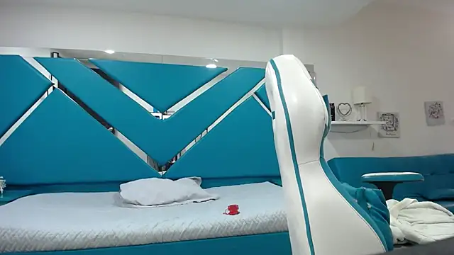  Miaaleon online show from 02.26.25