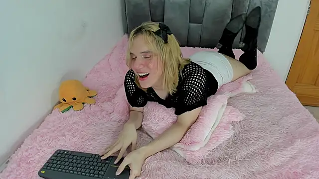Snapshot of _Little_angel69 chatting on 02.28.25  Little angel69 online show from 02.28.25