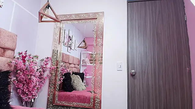 Snapshot of katecooper chatting on 01.08.25 katecooper online show from 01.08.25