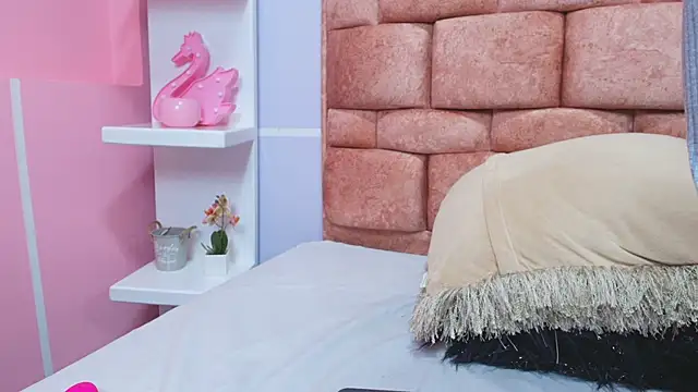 Snapshot of katecooper chatting on 01.25.25 katecooper online show from 01.25.25