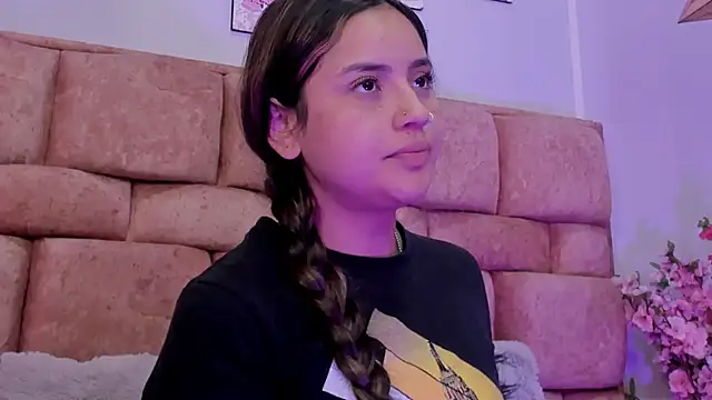 Snapshot of katecooper chatting on 10.21.25 katecooper online show from 10.21.25