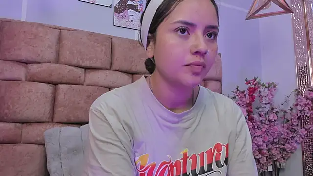 Snapshot of katecooper chatting on 10.29.25 katecooper online show from 10.29.25