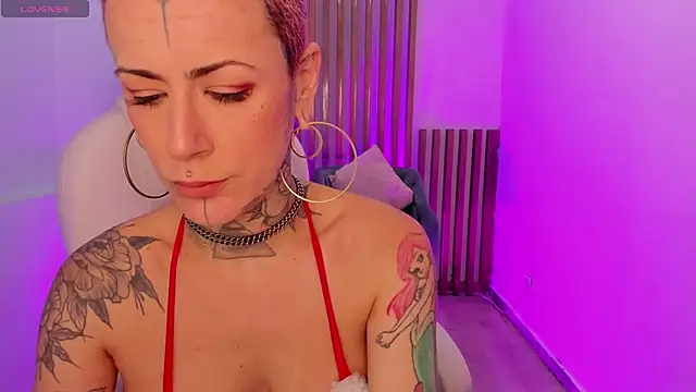 Snapshot of GinebraaFox_ chatting on 12.17.24 GinebraaFox  online show from 12.17.24