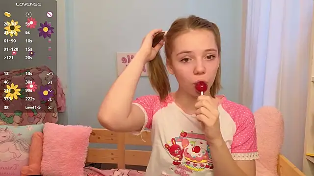 Snapshot of PrincessLittleKiki chatting on 10.07.25 PrincessLittleKiki online show from 10.07.25