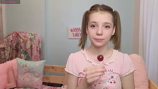 Snapshot of PrincessLittleKiki chatting on 10.11.25 PrincessLittleKiki online show from 10.11.25