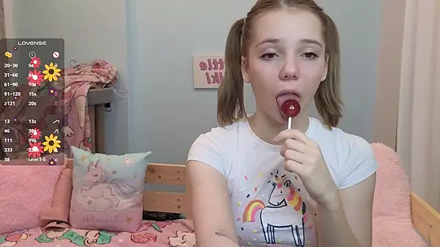 Snapshot of PrincessLittleKiki chatting on 10.14.25 PrincessLittleKiki online show from 10.14.25