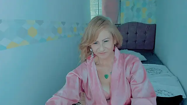 Snapshot of ScarletHoot_ chatting on 12.30.24 ScarletHoot online show from 12.30.24
