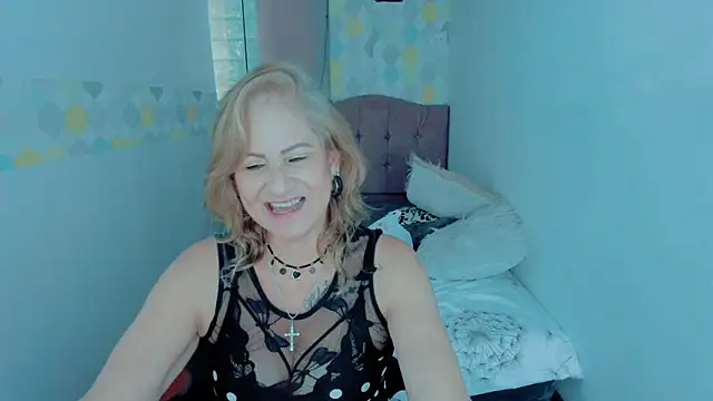 Snapshot of ScarletHoot_ chatting on 01.07.25 ScarletHoot online show from 01.07.25