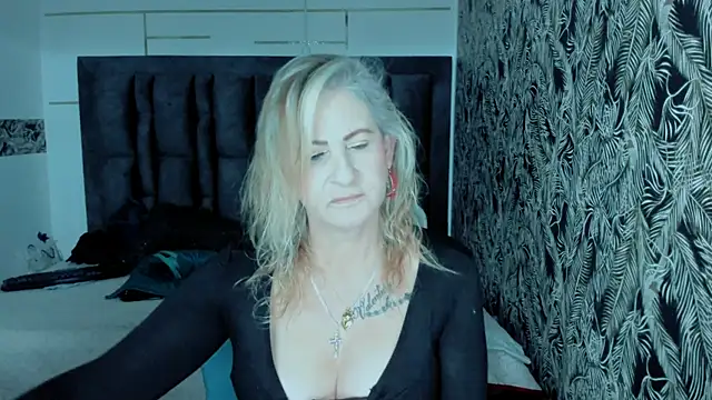 Snapshot of ScarletHoot_ chatting on 09.24.25 ScarletHoot  online show from 09.24.25