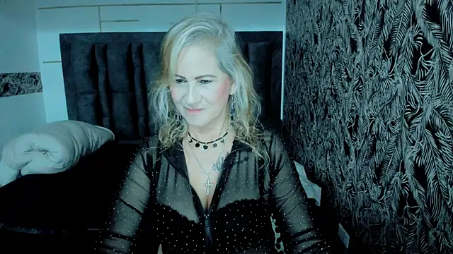 Snapshot of ScarletHoot_ chatting on 10.22.25 ScarletHoot  online show from 10.22.25