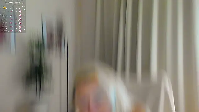 Snapshot of mira_robinsonnn chatting on 09.30.25 mira robinsonnn online show from 09.30.25