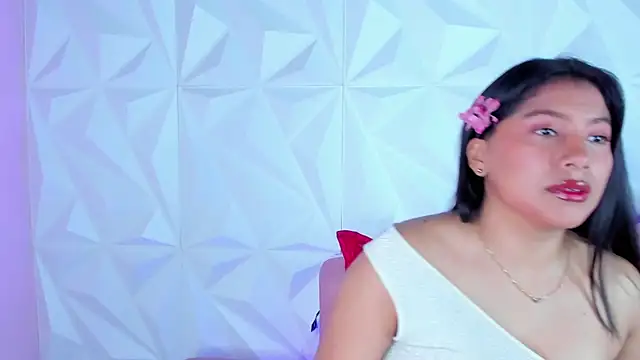 Snapshot of LinnaGardenia chatting on 12.21.24 LinnaGardenia online show from 12.21.24