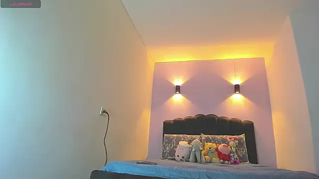 Sofia Clauss  online show from 10.20.25