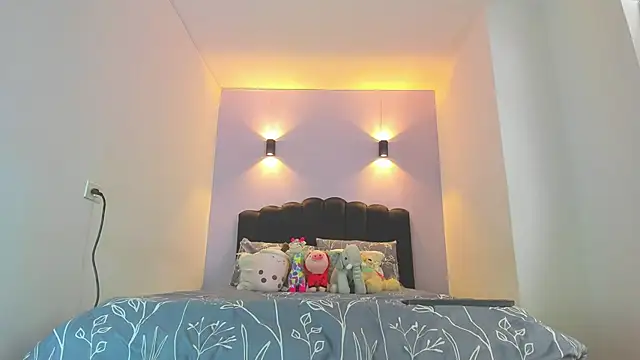 Sofia Clauss  online show from 10.31.25