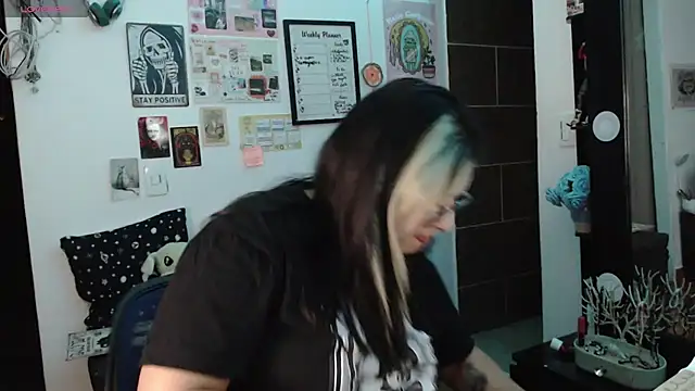 Snapshot of mollyshake1 chatting on 09.23.25 mollyshake1 online show from 09.23.25