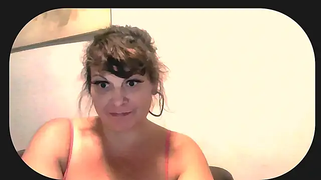 Snapshot of HeyyImHarlowe chatting on 10.02.25 HeyyImHarlowe online show from 10.02.25